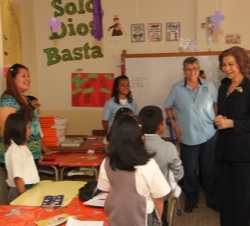 La Reina durante su recorrido por las instalaciones del Proyecto Social de la ONGD Futuro Vivo